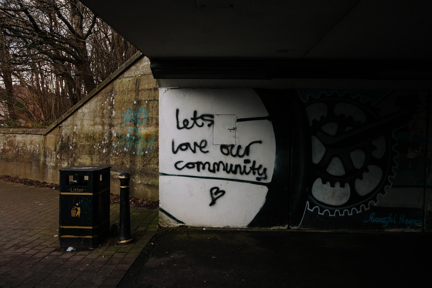 Why Dynamic Communities Foster Growth
